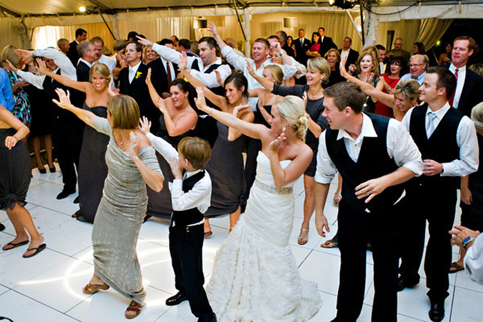 Конкурсы на свадьбу для гостей и молодоженов: смешные и современные